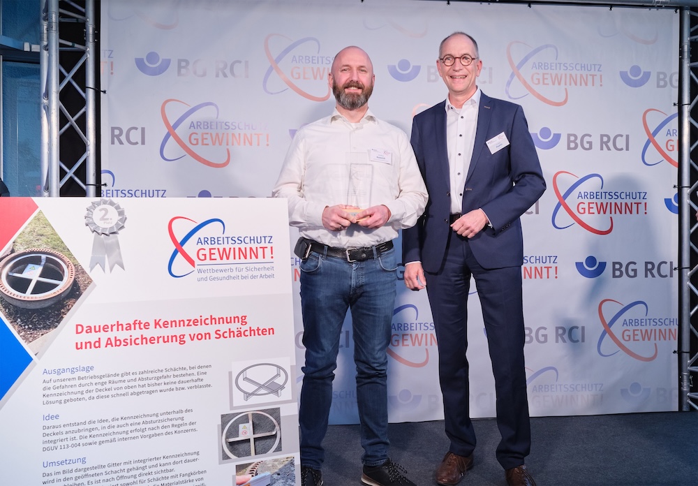 (v. l.:) Matthias Rumrich (Johnson & Johnson Medical GmbH, 2. Platz) mit Dr. Harald Powitz, Vorsitzender Beirat Zucker, BG RCI